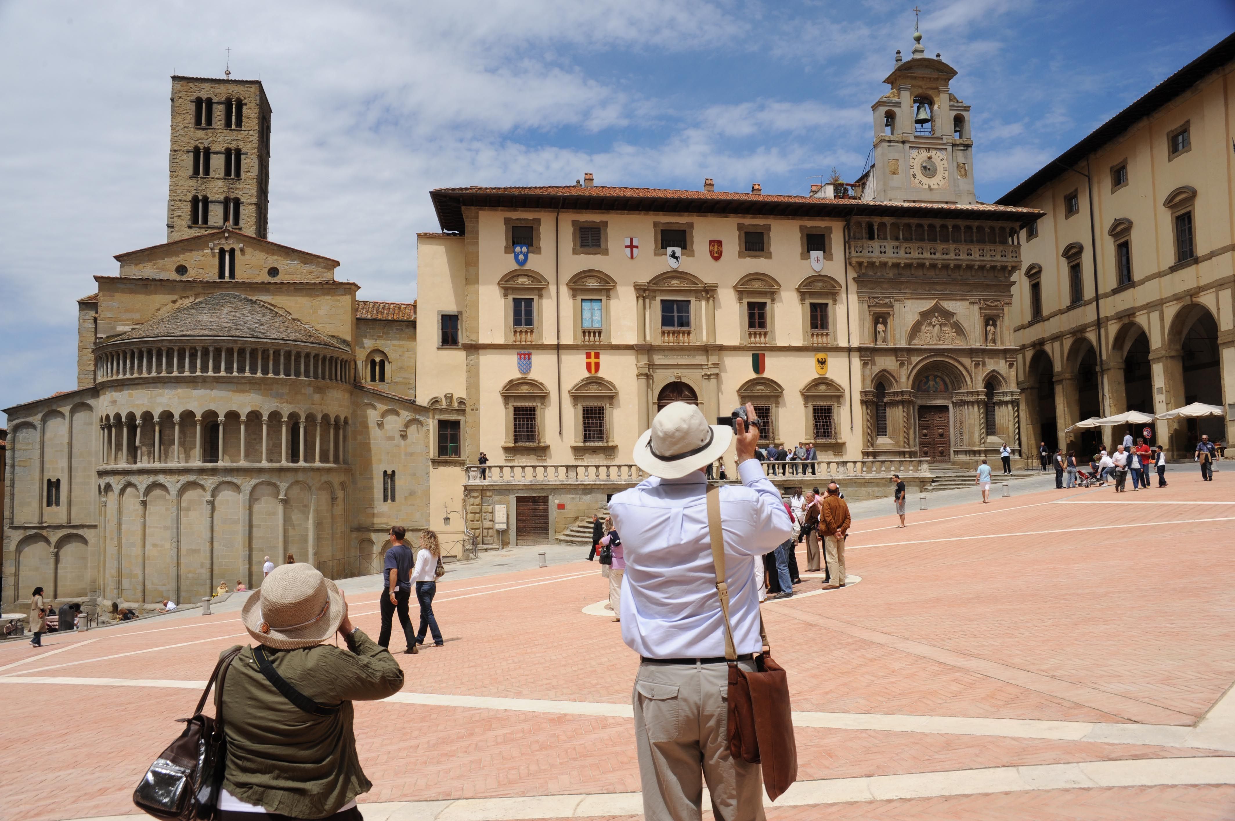 Turisti in Piazza Grande